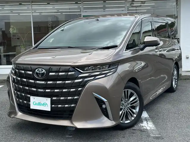トヨタ アルファードハイブリット Z 三重県 2024(令6)年 3.6万km ゴールド ワンオーナー/ムーンルーフ/♪トヨタセーフティセンス/　・プリクラッシュセーフティシステム(PCS)/　・レーダークルーズコントロール/　・プロアクティブドライビングアシスト( PDA)/　・レーントテーシングアシスト( LTA)/   ・レーンディパーチャーアラート(LDA)/　・ブラインドスポットモニター(BSM)/　・ドライブスタートコントロール/♪純正メーカー14インチディスプレイナビ/　・フルセグ・Bluetooth・USB/　・MiraCast・HDMI/♪純正13.2インチ有機EL後席ディスプレイ/♪パノラミックビューモニター/♪純正デジタルインナーミラー/♪純正ドライブレコーダー(前後・360°)/♪前席・後席パワーシート(D席メモリ機能付き)/♪前席・後席(シートヒーター・ベンチレーション)/♪スマートキーx2/♪プッシュスタート/♪両側パワースライドドア/♪パワーバックドア/♪クリアランスソナー/♪三眼 LEDヘッドライト/♪LEDフォグライト/♪オートハイビーム/♪オートブレーキホールド/♪オートリトラクタブルミラー/♪後席電動オットマン/♪後席電動サンシェード/♪AC100V/♪ビルトインETC2.0/♪フロアマット/♪ドアバイザー