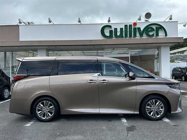 トヨタ アルファードハイブリット Z 三重県 2024(令6)年 3.6万km ゴールド ワンオーナー/ムーンルーフ/♪トヨタセーフティセンス/　・プリクラッシュセーフティシステム(PCS)/　・レーダークルーズコントロール/　・プロアクティブドライビングアシスト( PDA)/　・レーントテーシングアシスト( LTA)/   ・レーンディパーチャーアラート(LDA)/　・ブラインドスポットモニター(BSM)/　・ドライブスタートコントロール/♪純正メーカー14インチディスプレイナビ/　・フルセグ・Bluetooth・USB/　・MiraCast・HDMI/♪純正13.2インチ有機EL後席ディスプレイ/♪パノラミックビューモニター/♪純正デジタルインナーミラー/♪純正ドライブレコーダー(前後・360°)/♪前席・後席パワーシート(D席メモリ機能付き)/♪前席・後席(シートヒーター・ベンチレーション)/♪スマートキーx2/♪プッシュスタート/♪両側パワースライドドア/♪パワーバックドア/♪クリアランスソナー/♪三眼 LEDヘッドライト/♪LEDフォグライト/♪オートハイビーム/♪オートブレーキホールド/♪オートリトラクタブルミラー/♪後席電動オットマン/♪後席電動サンシェード/♪AC100V/♪ビルトインETC2.0/♪フロアマット/♪ドアバイザー