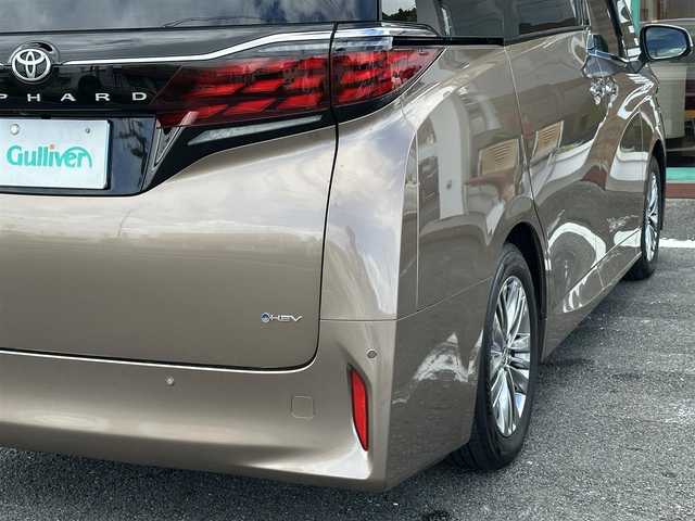 トヨタ アルファードハイブリット Z 三重県 2024(令6)年 3.6万km ゴールド ワンオーナー/ムーンルーフ/♪トヨタセーフティセンス/　・プリクラッシュセーフティシステム(PCS)/　・レーダークルーズコントロール/　・プロアクティブドライビングアシスト( PDA)/　・レーントテーシングアシスト( LTA)/   ・レーンディパーチャーアラート(LDA)/　・ブラインドスポットモニター(BSM)/　・ドライブスタートコントロール/♪純正メーカー14インチディスプレイナビ/　・フルセグ・Bluetooth・USB/　・MiraCast・HDMI/♪純正13.2インチ有機EL後席ディスプレイ/♪パノラミックビューモニター/♪純正デジタルインナーミラー/♪純正ドライブレコーダー(前後・360°)/♪前席・後席パワーシート(D席メモリ機能付き)/♪前席・後席(シートヒーター・ベンチレーション)/♪スマートキーx2/♪プッシュスタート/♪両側パワースライドドア/♪パワーバックドア/♪クリアランスソナー/♪三眼 LEDヘッドライト/♪LEDフォグライト/♪オートハイビーム/♪オートブレーキホールド/♪オートリトラクタブルミラー/♪後席電動オットマン/♪後席電動サンシェード/♪AC100V/♪ビルトインETC2.0/♪フロアマット/♪ドアバイザー