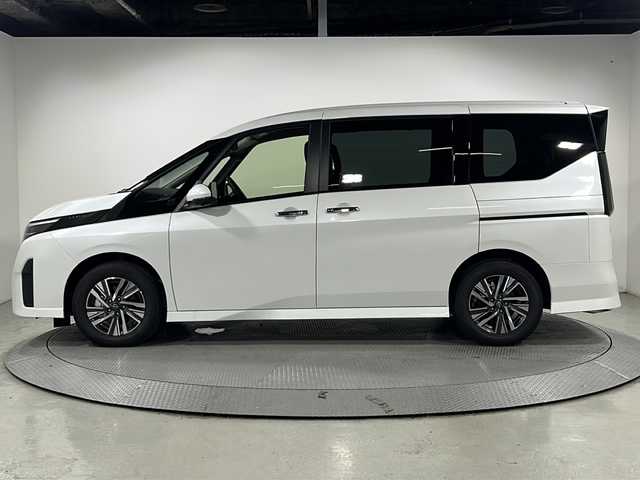 日産 セレナ e－パワー ハイウェイスター V 広島県 2025(令7)年 0.1千km プリズムホワイト 登録済未使用車（7km）/12.3型ニッサンコネクトナビ（AppleCarPlay/AndroidAuto/フルセグTV）/アラウンドビューモニター/プロパイロット/ハンズフリーオートスライドドア/インテリジェントルームミラー/エマージェンシーブレーキ/レーンキープアシスト/アダプティブLEDヘッドライト/ブラインドスポットモニター/リヤクロストラフィックアラート/フロント/バックソナー/誤発進抑制機能/USB/HDMI入力端子/ETC2.0/前後ドライブレコーダー/ワイヤレス充電