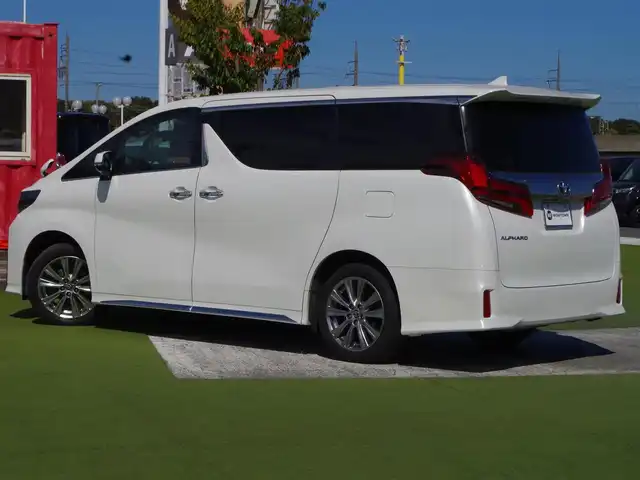 トヨタ アルファード S タイプゴールドⅡ 千葉県 2021(令3)年 5.6万km ホワイトパールクリスタルシャイン Toyota Safety Sense/・プリクラッシュセーフティ/・レーンディパーチャーアラート/・オートハイビーム/・レーダークルーズコントロール/パワーバックドア/両側パワースライドドア/地デジTV/【DVD/CD再生機能　Bluetooth接続】/バックカメラ/ハーフレザーシート/革巻きステアリング/ステアリングスイッチ/ETC/3眼LEDヘッドライト/フォグライト/ウインカーミラー/クリアランスソナー/純正18インチアルミホイル/サイド/カーテンエアバッグ/スマートキー