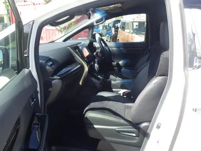 トヨタ アルファード S タイプゴールドⅡ 千葉県 2021(令3)年 5.6万km ホワイトパールクリスタルシャイン Toyota Safety Sense/・プリクラッシュセーフティ/・レーンディパーチャーアラート/・オートハイビーム/・レーダークルーズコントロール/パワーバックドア/両側パワースライドドア/地デジTV/【DVD/CD再生機能　Bluetooth接続】/バックカメラ/ハーフレザーシート/革巻きステアリング/ステアリングスイッチ/ETC/3眼LEDヘッドライト/フォグライト/ウインカーミラー/クリアランスソナー/純正18インチアルミホイル/サイド/カーテンエアバッグ/スマートキー