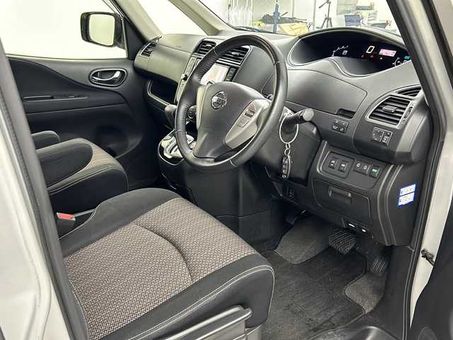 日産 セレナ ハイウェイS S HV Aセーフ 岐阜県 2015(平27)年 10.5万km ブリリアントシルバー 純正8インチナビ/CD/DVD/Bluetooth/HDMI/フルセグTV/純正フリップダウンモニター/全方位カメラ/衝突軽減ブレーキ/両側パワースライドドア/クルーズコントロール/レーンキープアシスト/ETC