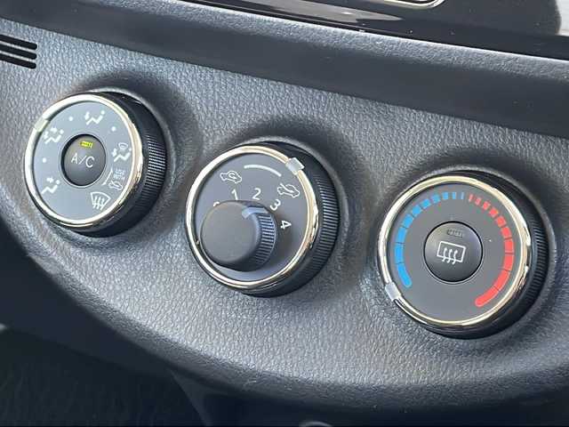 トヨタ ヴィッツ F セーフティーエディションⅢ 長野県 2020(令2)年 0.5万km シルバーM ４WD/トヨタセーフティセンス/純正メモリナビTV/バックカメラ/ビルトインETC/前後ドライブレコーダー /レーンキープアシスト/プッシュスタート /前後コーナーセンサー /保証書・取説/スペアキー