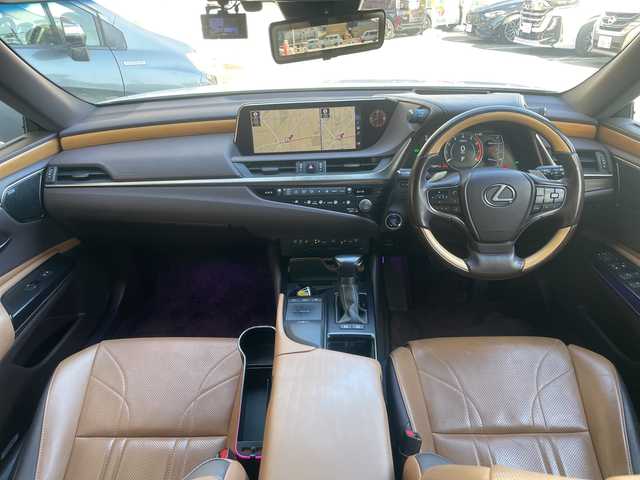 レクサス ＥＳ 300h バージョンL 神奈川県 2020(令2)年 11.9万km ソニッククォーツ ワンオーナー/サンルーフ/Mark Levinsonスピーカー/純正ナビ/（CD/DVD/FM/AM/SD/USB/AUX/フルセグTV)/Miracast/全方位カメラ/前後ドライブレコーダー/ETC2.0/レーダークルーズコントロール/パドルシフト/ブラインドスポットモニター/レーンキープアシスト/前後コーナーセンサー/プリクラッシュ/横滑り防止装置/１００V充電/電動リアゲート/電動パーキングブレーキ/茶革シート/全席パワーシート、シートヒーター/D/N席メモリシート、エアシート/サイドバイザー/ステアリングヒーター/電動チルト/ISOFIX/純正フロアマット/純正アルミホイール/スペアキー×１、カードキー×１/保証書/取扱説明書