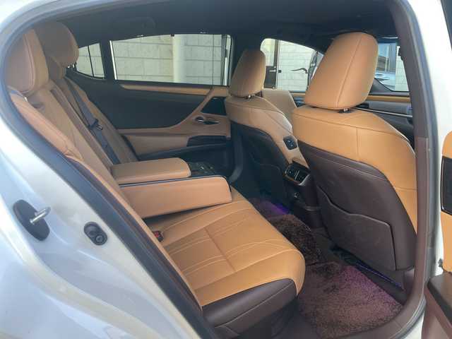 レクサス ＥＳ 300h バージョンL 神奈川県 2020(令2)年 11.9万km ソニッククォーツ ワンオーナー/サンルーフ/Mark Levinsonスピーカー/純正ナビ/（CD/DVD/FM/AM/SD/USB/AUX/フルセグTV)/Miracast/全方位カメラ/前後ドライブレコーダー/ETC2.0/レーダークルーズコントロール/パドルシフト/ブラインドスポットモニター/レーンキープアシスト/前後コーナーセンサー/プリクラッシュ/横滑り防止装置/１００V充電/電動リアゲート/電動パーキングブレーキ/茶革シート/全席パワーシート、シートヒーター/D/N席メモリシート、エアシート/サイドバイザー/ステアリングヒーター/電動チルト/ISOFIX/純正フロアマット/純正アルミホイール/スペアキー×１、カードキー×１/保証書/取扱説明書