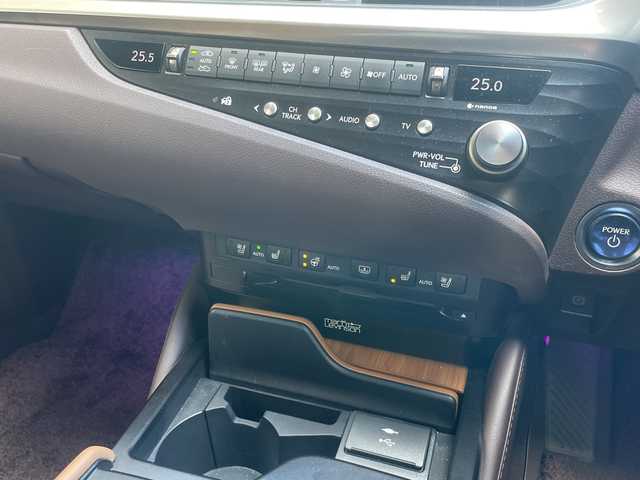 レクサス ＥＳ 300h バージョンL 神奈川県 2020(令2)年 11.9万km ソニッククォーツ ワンオーナー/サンルーフ/Mark Levinsonスピーカー/純正ナビ/（CD/DVD/FM/AM/SD/USB/AUX/フルセグTV)/Miracast/全方位カメラ/前後ドライブレコーダー/ETC2.0/レーダークルーズコントロール/パドルシフト/ブラインドスポットモニター/レーンキープアシスト/前後コーナーセンサー/プリクラッシュ/横滑り防止装置/１００V充電/電動リアゲート/電動パーキングブレーキ/茶革シート/全席パワーシート、シートヒーター/D/N席メモリシート、エアシート/サイドバイザー/ステアリングヒーター/電動チルト/ISOFIX/純正フロアマット/純正アルミホイール/スペアキー×１、カードキー×１/保証書/取扱説明書