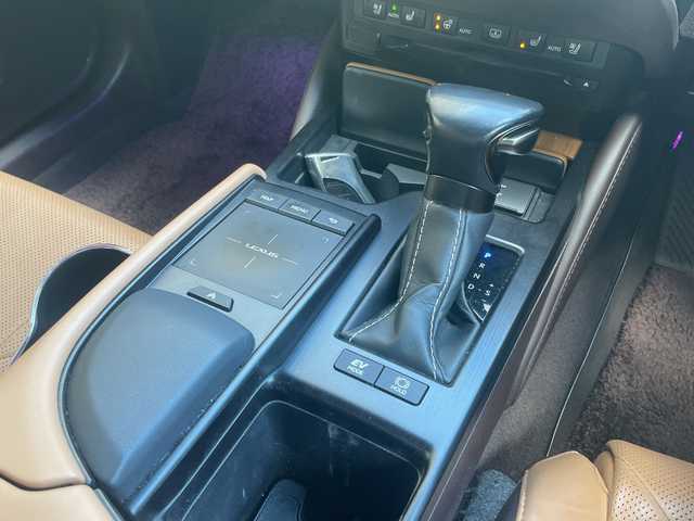 レクサス ＥＳ 300h バージョンL 神奈川県 2020(令2)年 11.9万km ソニッククォーツ ワンオーナー/サンルーフ/Mark Levinsonスピーカー/純正ナビ/（CD/DVD/FM/AM/SD/USB/AUX/フルセグTV)/Miracast/全方位カメラ/前後ドライブレコーダー/ETC2.0/レーダークルーズコントロール/パドルシフト/ブラインドスポットモニター/レーンキープアシスト/前後コーナーセンサー/プリクラッシュ/横滑り防止装置/１００V充電/電動リアゲート/電動パーキングブレーキ/茶革シート/全席パワーシート、シートヒーター/D/N席メモリシート、エアシート/サイドバイザー/ステアリングヒーター/電動チルト/ISOFIX/純正フロアマット/純正アルミホイール/スペアキー×１、カードキー×１/保証書/取扱説明書