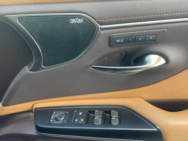 レクサス ＥＳ 300h バージョンL 神奈川県 2020(令2)年 11.9万km ソニッククォーツ ワンオーナー/サンルーフ/Mark Levinsonスピーカー/純正ナビ/（CD/DVD/FM/AM/SD/USB/AUX/フルセグTV)/Miracast/全方位カメラ/前後ドライブレコーダー/ETC2.0/レーダークルーズコントロール/パドルシフト/ブラインドスポットモニター/レーンキープアシスト/前後コーナーセンサー/プリクラッシュ/横滑り防止装置/１００V充電/電動リアゲート/電動パーキングブレーキ/茶革シート/全席パワーシート、シートヒーター/D/N席メモリシート、エアシート/サイドバイザー/ステアリングヒーター/電動チルト/ISOFIX/純正フロアマット/純正アルミホイール/スペアキー×１、カードキー×１/保証書/取扱説明書