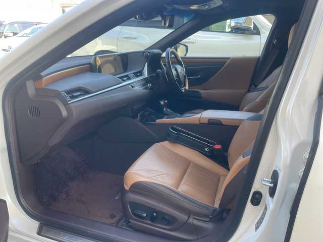 レクサス ＥＳ 300h バージョンL 神奈川県 2020(令2)年 11.9万km ソニッククォーツ ワンオーナー/サンルーフ/Mark Levinsonスピーカー/純正ナビ/（CD/DVD/FM/AM/SD/USB/AUX/フルセグTV)/Miracast/全方位カメラ/前後ドライブレコーダー/ETC2.0/レーダークルーズコントロール/パドルシフト/ブラインドスポットモニター/レーンキープアシスト/前後コーナーセンサー/プリクラッシュ/横滑り防止装置/１００V充電/電動リアゲート/電動パーキングブレーキ/茶革シート/全席パワーシート、シートヒーター/D/N席メモリシート、エアシート/サイドバイザー/ステアリングヒーター/電動チルト/ISOFIX/純正フロアマット/純正アルミホイール/スペアキー×１、カードキー×１/保証書/取扱説明書