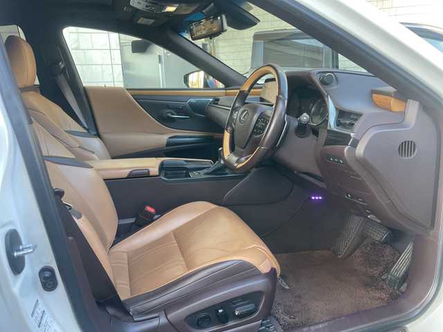 レクサス ＥＳ 300h バージョンL 神奈川県 2020(令2)年 11.9万km ソニッククォーツ ワンオーナー/サンルーフ/Mark Levinsonスピーカー/純正ナビ/（CD/DVD/FM/AM/SD/USB/AUX/フルセグTV)/Miracast/全方位カメラ/前後ドライブレコーダー/ETC2.0/レーダークルーズコントロール/パドルシフト/ブラインドスポットモニター/レーンキープアシスト/前後コーナーセンサー/プリクラッシュ/横滑り防止装置/１００V充電/電動リアゲート/電動パーキングブレーキ/茶革シート/全席パワーシート、シートヒーター/D/N席メモリシート、エアシート/サイドバイザー/ステアリングヒーター/電動チルト/ISOFIX/純正フロアマット/純正アルミホイール/スペアキー×１、カードキー×１/保証書/取扱説明書