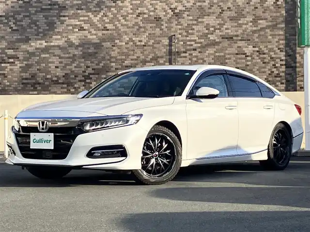 ホンダ アコード EX 静岡県 2021(令3)年 2.6万km プラチナホワイトパール エンジンスタートボタン/パワーステアリング/パワーウィンドウ/パドルシフト/アイドリングストップ/スマートキー/オートエアコン/レーダークルーズコントロール/USB入力端子/純正ETC/バックカメラ/純正8インチナビ（BT/フルセグ）/サンルーフ/純正フロアマット/純正アルミホイール車載/社外アルミホイール/D席N席パワーシート/レザーシート/全席シートヒーター/ABS/横滑り防止装置/レーンキープアシスト/オートライト/オートマチックハイビーム/LEDヘッドライト/W+サイドエアバッグ/衝突軽減システム/カーテンエアバッグ/BSM/ワイヤレス充電/ホンダセンシング