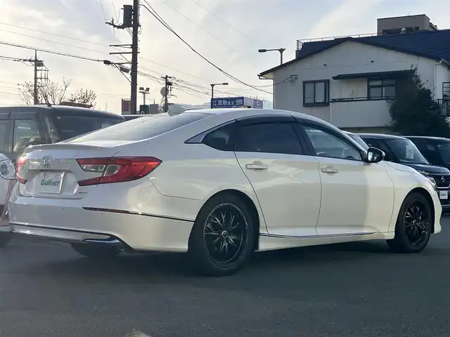 ホンダ アコード EX 静岡県 2021(令3)年 2.6万km プラチナホワイトパール エンジンスタートボタン/パワーステアリング/パワーウィンドウ/パドルシフト/アイドリングストップ/スマートキー/オートエアコン/レーダークルーズコントロール/USB入力端子/純正ETC/バックカメラ/純正8インチナビ（BT/フルセグ）/サンルーフ/純正フロアマット/純正アルミホイール車載/社外アルミホイール/D席N席パワーシート/レザーシート/全席シートヒーター/ABS/横滑り防止装置/レーンキープアシスト/オートライト/オートマチックハイビーム/LEDヘッドライト/W+サイドエアバッグ/衝突軽減システム/カーテンエアバッグ/BSM/ワイヤレス充電/ホンダセンシング