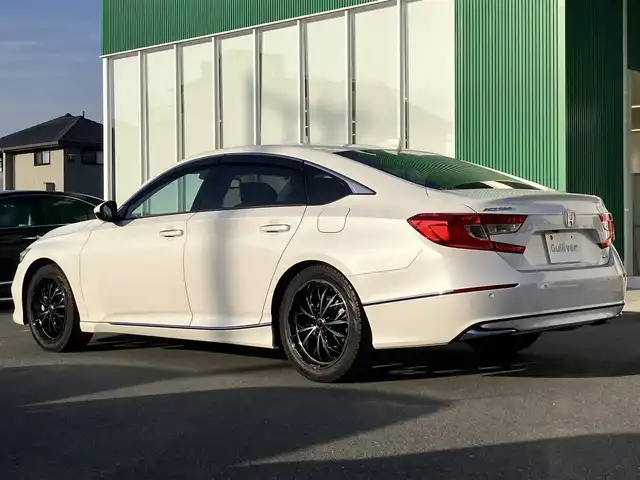 ホンダ アコード EX 静岡県 2021(令3)年 2.6万km プラチナホワイトパール エンジンスタートボタン/パワーステアリング/パワーウィンドウ/パドルシフト/アイドリングストップ/スマートキー/オートエアコン/レーダークルーズコントロール/USB入力端子/純正ETC/バックカメラ/純正8インチナビ（BT/フルセグ）/サンルーフ/純正フロアマット/純正アルミホイール車載/社外アルミホイール/D席N席パワーシート/レザーシート/全席シートヒーター/ABS/横滑り防止装置/レーンキープアシスト/オートライト/オートマチックハイビーム/LEDヘッドライト/W+サイドエアバッグ/衝突軽減システム/カーテンエアバッグ/BSM/ワイヤレス充電/ホンダセンシング