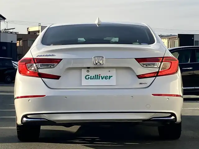 ホンダ アコード EX 静岡県 2021(令3)年 2.6万km プラチナホワイトパール エンジンスタートボタン/パワーステアリング/パワーウィンドウ/パドルシフト/アイドリングストップ/スマートキー/オートエアコン/レーダークルーズコントロール/USB入力端子/純正ETC/バックカメラ/純正8インチナビ（BT/フルセグ）/サンルーフ/純正フロアマット/純正アルミホイール車載/社外アルミホイール/D席N席パワーシート/レザーシート/全席シートヒーター/ABS/横滑り防止装置/レーンキープアシスト/オートライト/オートマチックハイビーム/LEDヘッドライト/W+サイドエアバッグ/衝突軽減システム/カーテンエアバッグ/BSM/ワイヤレス充電/ホンダセンシング