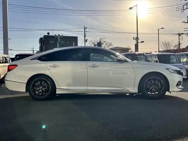 ホンダ アコード EX 静岡県 2021(令3)年 2.6万km プラチナホワイトパール エンジンスタートボタン/パワーステアリング/パワーウィンドウ/パドルシフト/アイドリングストップ/スマートキー/オートエアコン/レーダークルーズコントロール/USB入力端子/純正ETC/バックカメラ/純正8インチナビ（BT/フルセグ）/サンルーフ/純正フロアマット/純正アルミホイール車載/社外アルミホイール/D席N席パワーシート/レザーシート/全席シートヒーター/ABS/横滑り防止装置/レーンキープアシスト/オートライト/オートマチックハイビーム/LEDヘッドライト/W+サイドエアバッグ/衝突軽減システム/カーテンエアバッグ/BSM/ワイヤレス充電/ホンダセンシング