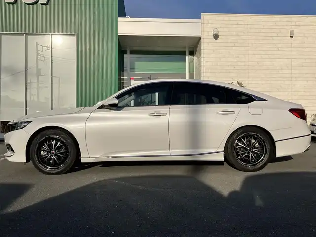 ホンダ アコード EX 静岡県 2021(令3)年 2.6万km プラチナホワイトパール エンジンスタートボタン/パワーステアリング/パワーウィンドウ/パドルシフト/アイドリングストップ/スマートキー/オートエアコン/レーダークルーズコントロール/USB入力端子/純正ETC/バックカメラ/純正8インチナビ（BT/フルセグ）/サンルーフ/純正フロアマット/純正アルミホイール車載/社外アルミホイール/D席N席パワーシート/レザーシート/全席シートヒーター/ABS/横滑り防止装置/レーンキープアシスト/オートライト/オートマチックハイビーム/LEDヘッドライト/W+サイドエアバッグ/衝突軽減システム/カーテンエアバッグ/BSM/ワイヤレス充電/ホンダセンシング