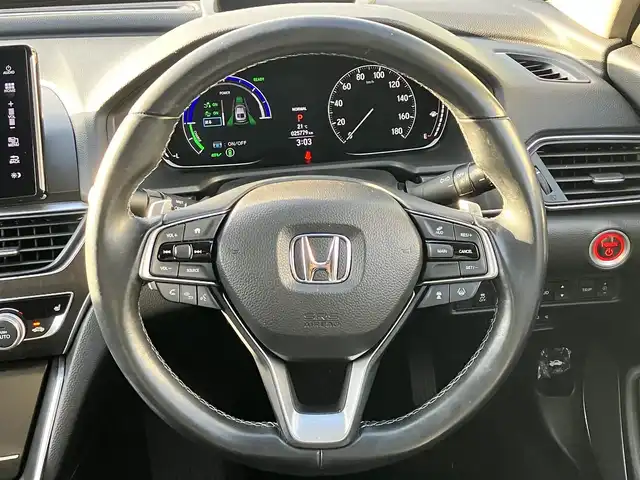 ホンダ アコード EX 静岡県 2021(令3)年 2.6万km プラチナホワイトパール エンジンスタートボタン/パワーステアリング/パワーウィンドウ/パドルシフト/アイドリングストップ/スマートキー/オートエアコン/レーダークルーズコントロール/USB入力端子/純正ETC/バックカメラ/純正8インチナビ（BT/フルセグ）/サンルーフ/純正フロアマット/純正アルミホイール車載/社外アルミホイール/D席N席パワーシート/レザーシート/全席シートヒーター/ABS/横滑り防止装置/レーンキープアシスト/オートライト/オートマチックハイビーム/LEDヘッドライト/W+サイドエアバッグ/衝突軽減システム/カーテンエアバッグ/BSM/ワイヤレス充電/ホンダセンシング
