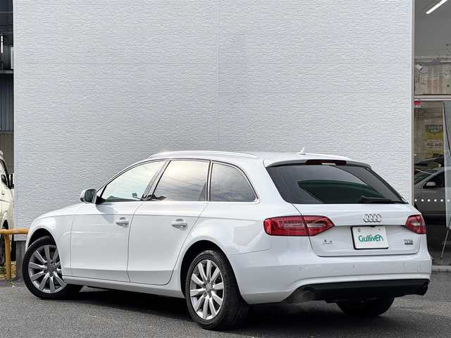 アウディ Ａ４ アバント 2．0 TFSIクワトロ 愛知県 2015(平27)年 5.9万km グレイシアホワイトメタリック /禁煙車/正規ディーラー車//アウディMMIナビ//フルセグTV.BT.SD//ビルトインETC//バックカメラ//黒本革シート//前席パワーシート//前席シートヒーター//アドバンストキーシステム//アシスタンスパッケージ//アダプティブクルーズコントロール//アウディサイドアシスト//アクティブレーンアシスト//アウディブレーキプレワーニング//レインセンサー//パーキングエイド//パワーバックドア//HIDオートライト//フロントフォグランプ//電子パーキング//ブレーキホールド//パドルシフト/ルーフレール//純正１７インチアルミ//横滑り防止装置//アイドリングストップ//電動格納ミラーウインカー//純正フロアマット//新車保証書/取扱説明書(車.ナビ)//スペアキー/記録簿R6.R2-R4