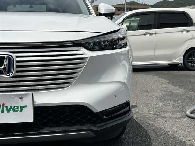 ホンダ ヴェゼル ハイブリッド e:HEV X 広島県 2023(令5)年 1.4万km プラチナホワイトパール ディスプレイオーディオ/（AM/FM/BT/USB）/バックカメラ/レーダークルーズコントロール/レーンキープアシスト/前後コーナーセンサー/衝突被害軽減システム/純正AW16インチ/電子パーキングシステム/前後ドラレコ/LEDライト/LEDフォグ/オートライト/Honda CONNECT for Gathers/ナビ装着用スペシャルパッケージ