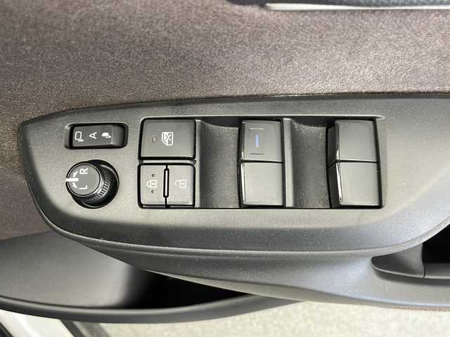 トヨタ ヤリスクロス ハイブリッド Z 長野県 2022(令4)年 5.5万km ホワイトパールクリスタルシャイン 4WD/純正メモリナビ/Blutooth/USB入力端子/全方位カメラ/ビルトインETC/追従式クルーズコントロール/ステアリングスイッチ/運転席パワーシート/前席シートヒーター/オートホールドブレーキ/電子パーキングブレーキ/前後コーナーセンサー/社外前後ドライブレコーダー/LTA/PCS/BSM/RCTA/PKSB/RSA/パワーバックドア/電動格納ウインカーミラー/ドアミラーヒーター/純正18インチアルミホイール装着/オートハイライト/オートライト/純正ドアバイザー/スマートキー/プッシュスタート
