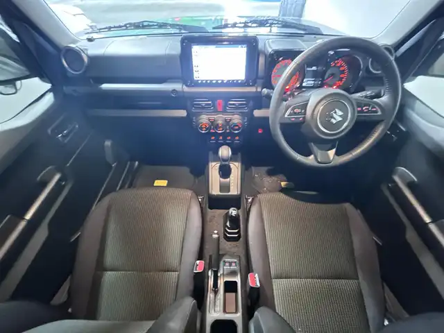 スズキ ジムニー XC 佐賀県 2023(令5)年 2.1万km ミディアムグレー 純正8型ナビ/（ＡＭ/ＦＭ/CD/DVD/Bluetooth/フルセグTV）/バックカメラ/クルーズコントロール/前後ドライブレコーダー/衝突被害軽減システム/レーンアシスト/コーナーセンサー/シートヒーター/ビルトインETC/LEDヘッドライト/オートエアコン/盗難防止装置/横滑り防止装置/車線逸脱警報/ダウンヒルアシストコントロール/センターデフロック/オートライト/オートマチックハイビーム/スマートキー/スペアキー有/プッシュスタート/純正フロアマット/純正16インチアルミホイール	/ステアリングスイッチ/電動格納ミラー
