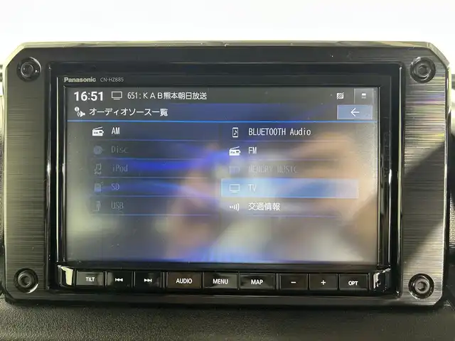 スズキ ジムニー XC 佐賀県 2023(令5)年 2.1万km ミディアムグレー 純正8型ナビ/（ＡＭ/ＦＭ/CD/DVD/Bluetooth/フルセグTV）/バックカメラ/クルーズコントロール/前後ドライブレコーダー/衝突被害軽減システム/レーンアシスト/コーナーセンサー/シートヒーター/ビルトインETC/LEDヘッドライト/オートエアコン/盗難防止装置/横滑り防止装置/車線逸脱警報/ダウンヒルアシストコントロール/センターデフロック/オートライト/オートマチックハイビーム/スマートキー/スペアキー有/プッシュスタート/純正フロアマット/純正16インチアルミホイール	/ステアリングスイッチ/電動格納ミラー