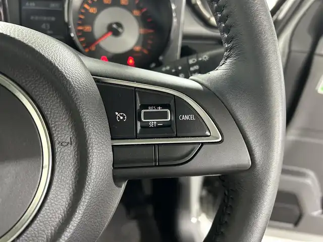 スズキ ジムニー XC 佐賀県 2023(令5)年 2.1万km ミディアムグレー 純正8型ナビ/（ＡＭ/ＦＭ/CD/DVD/Bluetooth/フルセグTV）/バックカメラ/クルーズコントロール/前後ドライブレコーダー/衝突被害軽減システム/レーンアシスト/コーナーセンサー/シートヒーター/ビルトインETC/LEDヘッドライト/オートエアコン/盗難防止装置/横滑り防止装置/車線逸脱警報/ダウンヒルアシストコントロール/センターデフロック/オートライト/オートマチックハイビーム/スマートキー/スペアキー有/プッシュスタート/純正フロアマット/純正16インチアルミホイール	/ステアリングスイッチ/電動格納ミラー