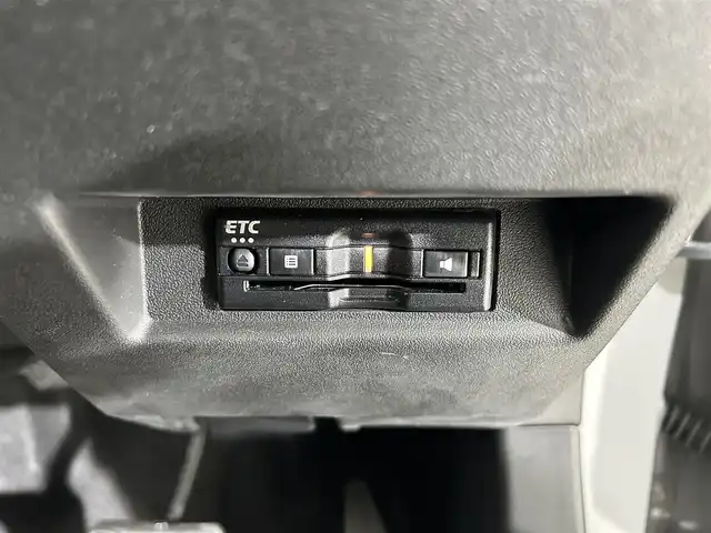 スズキ ジムニー XC 佐賀県 2023(令5)年 2.1万km ミディアムグレー 純正8型ナビ/（ＡＭ/ＦＭ/CD/DVD/Bluetooth/フルセグTV）/バックカメラ/クルーズコントロール/前後ドライブレコーダー/衝突被害軽減システム/レーンアシスト/コーナーセンサー/シートヒーター/ビルトインETC/LEDヘッドライト/オートエアコン/盗難防止装置/横滑り防止装置/車線逸脱警報/ダウンヒルアシストコントロール/センターデフロック/オートライト/オートマチックハイビーム/スマートキー/スペアキー有/プッシュスタート/純正フロアマット/純正16インチアルミホイール	/ステアリングスイッチ/電動格納ミラー