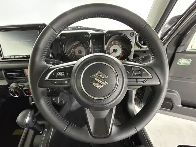 スズキ ジムニー XC 佐賀県 2023(令5)年 2.1万km ミディアムグレー 純正8型ナビ/（ＡＭ/ＦＭ/CD/DVD/Bluetooth/フルセグTV）/バックカメラ/クルーズコントロール/前後ドライブレコーダー/衝突被害軽減システム/レーンアシスト/コーナーセンサー/シートヒーター/ビルトインETC/LEDヘッドライト/オートエアコン/盗難防止装置/横滑り防止装置/車線逸脱警報/ダウンヒルアシストコントロール/センターデフロック/オートライト/オートマチックハイビーム/スマートキー/スペアキー有/プッシュスタート/純正フロアマット/純正16インチアルミホイール	/ステアリングスイッチ/電動格納ミラー