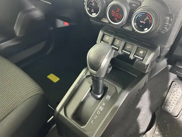 スズキ ジムニー XC 佐賀県 2023(令5)年 2.1万km ミディアムグレー 純正8型ナビ/（ＡＭ/ＦＭ/CD/DVD/Bluetooth/フルセグTV）/バックカメラ/クルーズコントロール/前後ドライブレコーダー/衝突被害軽減システム/レーンアシスト/コーナーセンサー/シートヒーター/ビルトインETC/LEDヘッドライト/オートエアコン/盗難防止装置/横滑り防止装置/車線逸脱警報/ダウンヒルアシストコントロール/センターデフロック/オートライト/オートマチックハイビーム/スマートキー/スペアキー有/プッシュスタート/純正フロアマット/純正16インチアルミホイール	/ステアリングスイッチ/電動格納ミラー