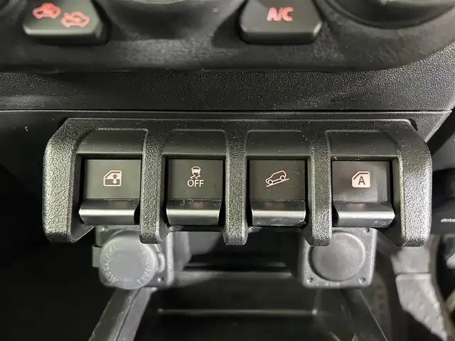 スズキ ジムニー XC 佐賀県 2023(令5)年 2.1万km ミディアムグレー 純正8型ナビ/（ＡＭ/ＦＭ/CD/DVD/Bluetooth/フルセグTV）/バックカメラ/クルーズコントロール/前後ドライブレコーダー/衝突被害軽減システム/レーンアシスト/コーナーセンサー/シートヒーター/ビルトインETC/LEDヘッドライト/オートエアコン/盗難防止装置/横滑り防止装置/車線逸脱警報/ダウンヒルアシストコントロール/センターデフロック/オートライト/オートマチックハイビーム/スマートキー/スペアキー有/プッシュスタート/純正フロアマット/純正16インチアルミホイール	/ステアリングスイッチ/電動格納ミラー