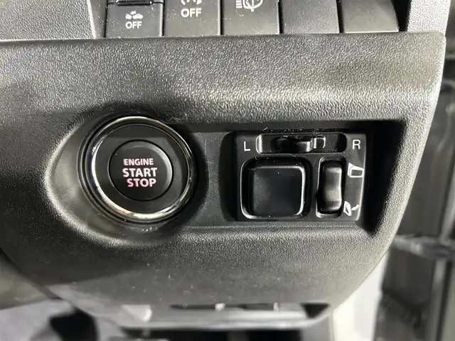 スズキ ジムニー XC 佐賀県 2023(令5)年 2.1万km ミディアムグレー 純正8型ナビ/（ＡＭ/ＦＭ/CD/DVD/Bluetooth/フルセグTV）/バックカメラ/クルーズコントロール/前後ドライブレコーダー/衝突被害軽減システム/レーンアシスト/コーナーセンサー/シートヒーター/ビルトインETC/LEDヘッドライト/オートエアコン/盗難防止装置/横滑り防止装置/車線逸脱警報/ダウンヒルアシストコントロール/センターデフロック/オートライト/オートマチックハイビーム/スマートキー/スペアキー有/プッシュスタート/純正フロアマット/純正16インチアルミホイール	/ステアリングスイッチ/電動格納ミラー