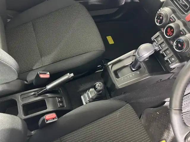 スズキ ジムニー XC 佐賀県 2023(令5)年 2.1万km ミディアムグレー 純正8型ナビ/（ＡＭ/ＦＭ/CD/DVD/Bluetooth/フルセグTV）/バックカメラ/クルーズコントロール/前後ドライブレコーダー/衝突被害軽減システム/レーンアシスト/コーナーセンサー/シートヒーター/ビルトインETC/LEDヘッドライト/オートエアコン/盗難防止装置/横滑り防止装置/車線逸脱警報/ダウンヒルアシストコントロール/センターデフロック/オートライト/オートマチックハイビーム/スマートキー/スペアキー有/プッシュスタート/純正フロアマット/純正16インチアルミホイール	/ステアリングスイッチ/電動格納ミラー