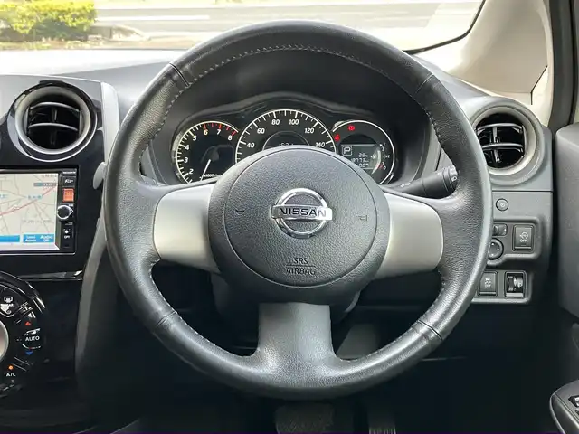 日産 ノート メダリスト 埼玉県 2013(平25)年 1.9万km ブリリアントホワイトパール 登録時18773km/ワンオーナー/スーパーチャージャー/純正SDナビ【MC312D-W】/　・アラウンドビューモニター/　・フルセグTV/　・CD/DVD再生/　・Bluetooth接続/　・USB/AUX端子/　・SDミュージックサーバー/黒ハーフレザーシート/革巻きステアリング/純正15インチAW/アイドリングストップ/インテリジェントキー×2/プッシュスタートボタン/電動格納ミラー/ドアバイザー/フォグランプ/ETC/保証書/取扱説明書/ナビ取扱説明書/日産ディーラー整備記録簿/（H26.H28.H29.H30.H31.R2.R3.R4.R5.R6.R7）/