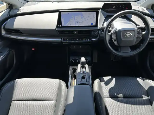 トヨタ プリウス Z 愛媛県 2023(令5)年 4.3万km グレー 禁煙車/登録時走行距離：42731km/純正12.3インチディスプレイオーディオ/フルセグTV/充電用USBタイプC/ワイヤレス充電器/ワンオーナー/ドライブレコーダー/レーダークルーズコントロール/プリクラッシュセーフティ/フロントクロストラフィックアラート/レーントレーシングアシスト/ロードサインアシスト/ドライバー異常時対応システム/プロアクティブドライビングアシスト/緊急時操舵支援/レーンチェンジアシスト/レーンディバーチャアラート/オートマチックハイビーム/ブラインドスポットモニター/パーキングサポートブレーキ/LEDヘッドランプ/LEDライン発光/LEDアクセサリーランプ/ビルトインETC2.0/ドライブレコーダー/合皮巻きステアリングホイール/オートエアコン/スマートエントリー/スタートシステム/パワーバックドア/アクセサリーコンセント/寒冷地仕様ウィンドウシールデアイサー/スペアタイヤ/パノラマルーフ/デジタルインナーミラー/床下通過表示機能
