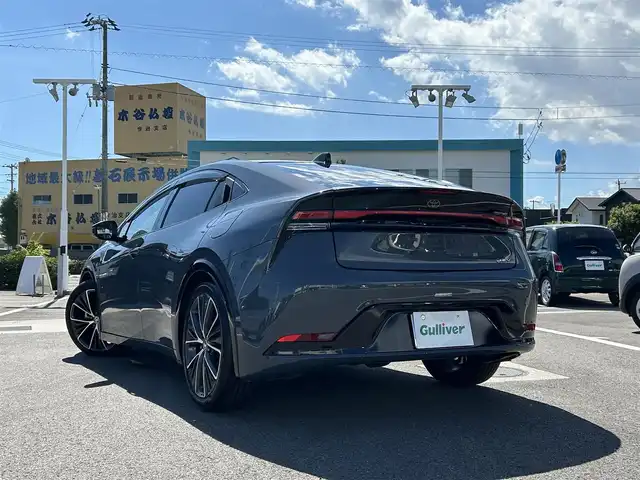 トヨタ プリウス Z 愛媛県 2023(令5)年 4.3万km グレー 禁煙車/登録時走行距離：42731km/純正12.3インチディスプレイオーディオ/フルセグTV/充電用USBタイプC/ワイヤレス充電器/ワンオーナー/ドライブレコーダー/レーダークルーズコントロール/プリクラッシュセーフティ/フロントクロストラフィックアラート/レーントレーシングアシスト/ロードサインアシスト/ドライバー異常時対応システム/プロアクティブドライビングアシスト/緊急時操舵支援/レーンチェンジアシスト/レーンディバーチャアラート/オートマチックハイビーム/ブラインドスポットモニター/パーキングサポートブレーキ/LEDヘッドランプ/LEDライン発光/LEDアクセサリーランプ/ビルトインETC2.0/ドライブレコーダー/合皮巻きステアリングホイール/オートエアコン/スマートエントリー/スタートシステム/パワーバックドア/アクセサリーコンセント/寒冷地仕様ウィンドウシールデアイサー/スペアタイヤ/パノラマルーフ/デジタルインナーミラー/床下通過表示機能