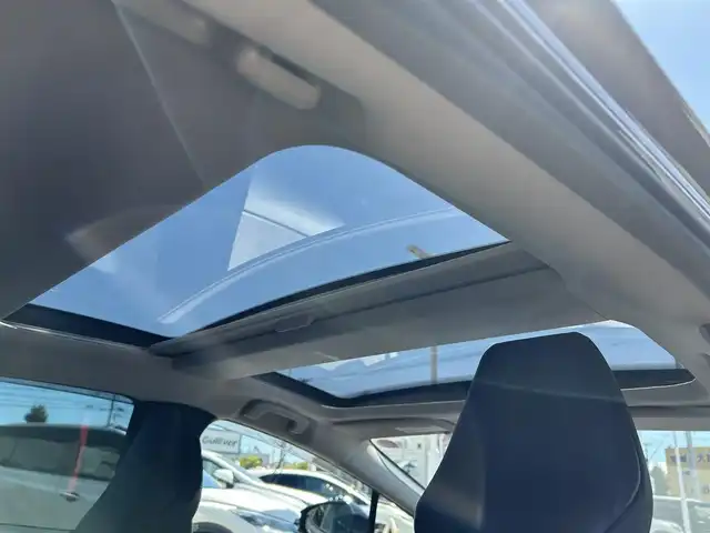 トヨタ プリウス Z 愛媛県 2023(令5)年 4.3万km グレー 禁煙車/登録時走行距離：42731km/純正12.3インチディスプレイオーディオ/フルセグTV/充電用USBタイプC/ワイヤレス充電器/ワンオーナー/ドライブレコーダー/レーダークルーズコントロール/プリクラッシュセーフティ/フロントクロストラフィックアラート/レーントレーシングアシスト/ロードサインアシスト/ドライバー異常時対応システム/プロアクティブドライビングアシスト/緊急時操舵支援/レーンチェンジアシスト/レーンディバーチャアラート/オートマチックハイビーム/ブラインドスポットモニター/パーキングサポートブレーキ/LEDヘッドランプ/LEDライン発光/LEDアクセサリーランプ/ビルトインETC2.0/ドライブレコーダー/合皮巻きステアリングホイール/オートエアコン/スマートエントリー/スタートシステム/パワーバックドア/アクセサリーコンセント/寒冷地仕様ウィンドウシールデアイサー/スペアタイヤ/パノラマルーフ/デジタルインナーミラー/床下通過表示機能