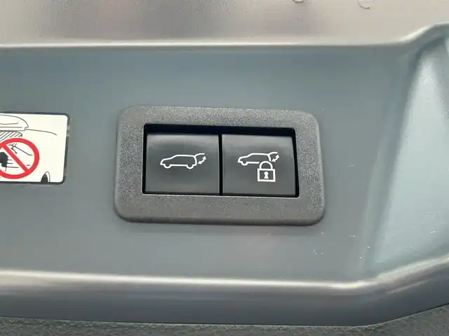 トヨタ プリウス Z 愛媛県 2023(令5)年 4.3万km グレー 禁煙車/登録時走行距離：42731km/純正12.3インチディスプレイオーディオ/フルセグTV/充電用USBタイプC/ワイヤレス充電器/ワンオーナー/ドライブレコーダー/レーダークルーズコントロール/プリクラッシュセーフティ/フロントクロストラフィックアラート/レーントレーシングアシスト/ロードサインアシスト/ドライバー異常時対応システム/プロアクティブドライビングアシスト/緊急時操舵支援/レーンチェンジアシスト/レーンディバーチャアラート/オートマチックハイビーム/ブラインドスポットモニター/パーキングサポートブレーキ/LEDヘッドランプ/LEDライン発光/LEDアクセサリーランプ/ビルトインETC2.0/ドライブレコーダー/合皮巻きステアリングホイール/オートエアコン/スマートエントリー/スタートシステム/パワーバックドア/アクセサリーコンセント/寒冷地仕様ウィンドウシールデアイサー/スペアタイヤ/パノラマルーフ/デジタルインナーミラー/床下通過表示機能