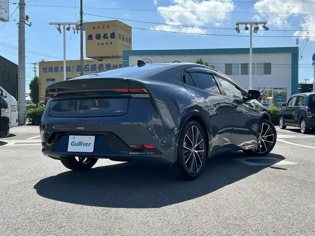 トヨタ プリウス Z 愛媛県 2023(令5)年 4.3万km グレー 禁煙車/登録時走行距離：42731km/純正12.3インチディスプレイオーディオ/フルセグTV/充電用USBタイプC/ワイヤレス充電器/ワンオーナー/ドライブレコーダー/レーダークルーズコントロール/プリクラッシュセーフティ/フロントクロストラフィックアラート/レーントレーシングアシスト/ロードサインアシスト/ドライバー異常時対応システム/プロアクティブドライビングアシスト/緊急時操舵支援/レーンチェンジアシスト/レーンディバーチャアラート/オートマチックハイビーム/ブラインドスポットモニター/パーキングサポートブレーキ/LEDヘッドランプ/LEDライン発光/LEDアクセサリーランプ/ビルトインETC2.0/ドライブレコーダー/合皮巻きステアリングホイール/オートエアコン/スマートエントリー/スタートシステム/パワーバックドア/アクセサリーコンセント/寒冷地仕様ウィンドウシールデアイサー/スペアタイヤ/パノラマルーフ/デジタルインナーミラー/床下通過表示機能