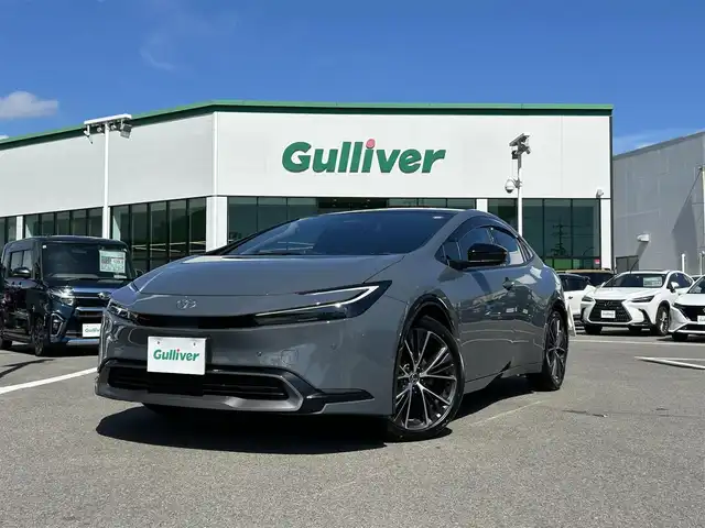 トヨタ プリウス Z 愛媛県 2023(令5)年 4.3万km グレー 禁煙車/登録時走行距離：42731km/純正12.3インチディスプレイオーディオ/フルセグTV/充電用USBタイプC/ワイヤレス充電器/ワンオーナー/ドライブレコーダー/レーダークルーズコントロール/プリクラッシュセーフティ/フロントクロストラフィックアラート/レーントレーシングアシスト/ロードサインアシスト/ドライバー異常時対応システム/プロアクティブドライビングアシスト/緊急時操舵支援/レーンチェンジアシスト/レーンディバーチャアラート/オートマチックハイビーム/ブラインドスポットモニター/パーキングサポートブレーキ/LEDヘッドランプ/LEDライン発光/LEDアクセサリーランプ/ビルトインETC2.0/ドライブレコーダー/合皮巻きステアリングホイール/オートエアコン/スマートエントリー/スタートシステム/パワーバックドア/アクセサリーコンセント/寒冷地仕様ウィンドウシールデアイサー/スペアタイヤ/パノラマルーフ/デジタルインナーミラー/床下通過表示機能