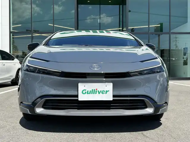 トヨタ プリウス Z 愛媛県 2023(令5)年 4.3万km グレー 禁煙車/登録時走行距離：42731km/純正12.3インチディスプレイオーディオ/フルセグTV/充電用USBタイプC/ワイヤレス充電器/ワンオーナー/ドライブレコーダー/レーダークルーズコントロール/プリクラッシュセーフティ/フロントクロストラフィックアラート/レーントレーシングアシスト/ロードサインアシスト/ドライバー異常時対応システム/プロアクティブドライビングアシスト/緊急時操舵支援/レーンチェンジアシスト/レーンディバーチャアラート/オートマチックハイビーム/ブラインドスポットモニター/パーキングサポートブレーキ/LEDヘッドランプ/LEDライン発光/LEDアクセサリーランプ/ビルトインETC2.0/ドライブレコーダー/合皮巻きステアリングホイール/オートエアコン/スマートエントリー/スタートシステム/パワーバックドア/アクセサリーコンセント/寒冷地仕様ウィンドウシールデアイサー/スペアタイヤ/パノラマルーフ/デジタルインナーミラー/床下通過表示機能