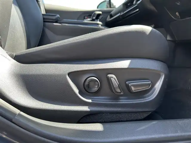 トヨタ プリウス Z 愛媛県 2023(令5)年 4.3万km グレー 禁煙車/登録時走行距離：42731km/純正12.3インチディスプレイオーディオ/フルセグTV/充電用USBタイプC/ワイヤレス充電器/ワンオーナー/ドライブレコーダー/レーダークルーズコントロール/プリクラッシュセーフティ/フロントクロストラフィックアラート/レーントレーシングアシスト/ロードサインアシスト/ドライバー異常時対応システム/プロアクティブドライビングアシスト/緊急時操舵支援/レーンチェンジアシスト/レーンディバーチャアラート/オートマチックハイビーム/ブラインドスポットモニター/パーキングサポートブレーキ/LEDヘッドランプ/LEDライン発光/LEDアクセサリーランプ/ビルトインETC2.0/ドライブレコーダー/合皮巻きステアリングホイール/オートエアコン/スマートエントリー/スタートシステム/パワーバックドア/アクセサリーコンセント/寒冷地仕様ウィンドウシールデアイサー/スペアタイヤ/パノラマルーフ/デジタルインナーミラー/床下通過表示機能