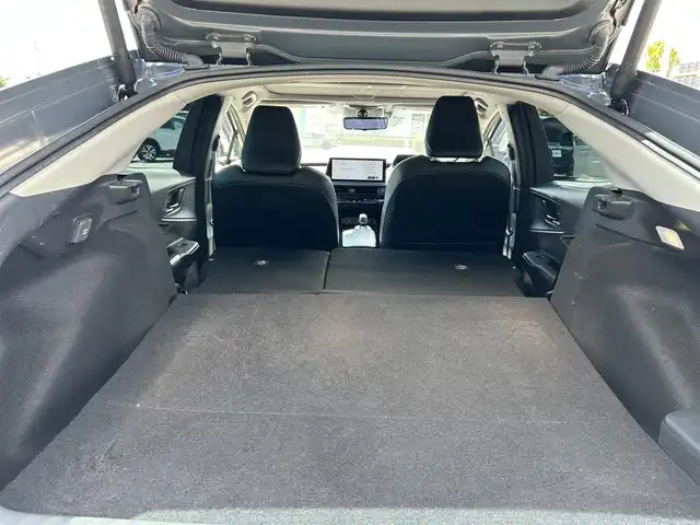 トヨタ プリウス Z 愛媛県 2023(令5)年 4.3万km グレー 禁煙車/登録時走行距離：42731km/純正12.3インチディスプレイオーディオ/フルセグTV/充電用USBタイプC/ワイヤレス充電器/ワンオーナー/ドライブレコーダー/レーダークルーズコントロール/プリクラッシュセーフティ/フロントクロストラフィックアラート/レーントレーシングアシスト/ロードサインアシスト/ドライバー異常時対応システム/プロアクティブドライビングアシスト/緊急時操舵支援/レーンチェンジアシスト/レーンディバーチャアラート/オートマチックハイビーム/ブラインドスポットモニター/パーキングサポートブレーキ/LEDヘッドランプ/LEDライン発光/LEDアクセサリーランプ/ビルトインETC2.0/ドライブレコーダー/合皮巻きステアリングホイール/オートエアコン/スマートエントリー/スタートシステム/パワーバックドア/アクセサリーコンセント/寒冷地仕様ウィンドウシールデアイサー/スペアタイヤ/パノラマルーフ/デジタルインナーミラー/床下通過表示機能