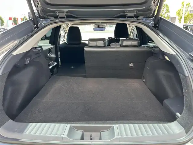 トヨタ プリウス Z 愛媛県 2023(令5)年 4.3万km グレー 禁煙車/登録時走行距離：42731km/純正12.3インチディスプレイオーディオ/フルセグTV/充電用USBタイプC/ワイヤレス充電器/ワンオーナー/ドライブレコーダー/レーダークルーズコントロール/プリクラッシュセーフティ/フロントクロストラフィックアラート/レーントレーシングアシスト/ロードサインアシスト/ドライバー異常時対応システム/プロアクティブドライビングアシスト/緊急時操舵支援/レーンチェンジアシスト/レーンディバーチャアラート/オートマチックハイビーム/ブラインドスポットモニター/パーキングサポートブレーキ/LEDヘッドランプ/LEDライン発光/LEDアクセサリーランプ/ビルトインETC2.0/ドライブレコーダー/合皮巻きステアリングホイール/オートエアコン/スマートエントリー/スタートシステム/パワーバックドア/アクセサリーコンセント/寒冷地仕様ウィンドウシールデアイサー/スペアタイヤ/パノラマルーフ/デジタルインナーミラー/床下通過表示機能