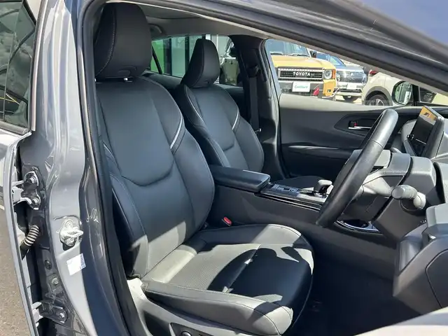 トヨタ プリウス Z 愛媛県 2023(令5)年 4.3万km グレー 禁煙車/登録時走行距離：42731km/純正12.3インチディスプレイオーディオ/フルセグTV/充電用USBタイプC/ワイヤレス充電器/ワンオーナー/ドライブレコーダー/レーダークルーズコントロール/プリクラッシュセーフティ/フロントクロストラフィックアラート/レーントレーシングアシスト/ロードサインアシスト/ドライバー異常時対応システム/プロアクティブドライビングアシスト/緊急時操舵支援/レーンチェンジアシスト/レーンディバーチャアラート/オートマチックハイビーム/ブラインドスポットモニター/パーキングサポートブレーキ/LEDヘッドランプ/LEDライン発光/LEDアクセサリーランプ/ビルトインETC2.0/ドライブレコーダー/合皮巻きステアリングホイール/オートエアコン/スマートエントリー/スタートシステム/パワーバックドア/アクセサリーコンセント/寒冷地仕様ウィンドウシールデアイサー/スペアタイヤ/パノラマルーフ/デジタルインナーミラー/床下通過表示機能