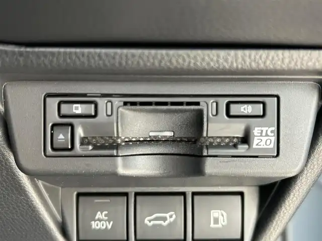 トヨタ プリウス Z 愛媛県 2023(令5)年 4.3万km グレー 禁煙車/登録時走行距離：42731km/純正12.3インチディスプレイオーディオ/フルセグTV/充電用USBタイプC/ワイヤレス充電器/ワンオーナー/ドライブレコーダー/レーダークルーズコントロール/プリクラッシュセーフティ/フロントクロストラフィックアラート/レーントレーシングアシスト/ロードサインアシスト/ドライバー異常時対応システム/プロアクティブドライビングアシスト/緊急時操舵支援/レーンチェンジアシスト/レーンディバーチャアラート/オートマチックハイビーム/ブラインドスポットモニター/パーキングサポートブレーキ/LEDヘッドランプ/LEDライン発光/LEDアクセサリーランプ/ビルトインETC2.0/ドライブレコーダー/合皮巻きステアリングホイール/オートエアコン/スマートエントリー/スタートシステム/パワーバックドア/アクセサリーコンセント/寒冷地仕様ウィンドウシールデアイサー/スペアタイヤ/パノラマルーフ/デジタルインナーミラー/床下通過表示機能