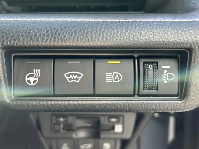 トヨタ プリウス Z 愛媛県 2023(令5)年 4.3万km グレー 禁煙車/登録時走行距離：42731km/純正12.3インチディスプレイオーディオ/フルセグTV/充電用USBタイプC/ワイヤレス充電器/ワンオーナー/ドライブレコーダー/レーダークルーズコントロール/プリクラッシュセーフティ/フロントクロストラフィックアラート/レーントレーシングアシスト/ロードサインアシスト/ドライバー異常時対応システム/プロアクティブドライビングアシスト/緊急時操舵支援/レーンチェンジアシスト/レーンディバーチャアラート/オートマチックハイビーム/ブラインドスポットモニター/パーキングサポートブレーキ/LEDヘッドランプ/LEDライン発光/LEDアクセサリーランプ/ビルトインETC2.0/ドライブレコーダー/合皮巻きステアリングホイール/オートエアコン/スマートエントリー/スタートシステム/パワーバックドア/アクセサリーコンセント/寒冷地仕様ウィンドウシールデアイサー/スペアタイヤ/パノラマルーフ/デジタルインナーミラー/床下通過表示機能