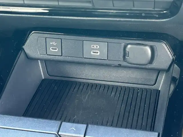 トヨタ プリウス Z 愛媛県 2023(令5)年 4.3万km グレー 禁煙車/登録時走行距離：42731km/純正12.3インチディスプレイオーディオ/フルセグTV/充電用USBタイプC/ワイヤレス充電器/ワンオーナー/ドライブレコーダー/レーダークルーズコントロール/プリクラッシュセーフティ/フロントクロストラフィックアラート/レーントレーシングアシスト/ロードサインアシスト/ドライバー異常時対応システム/プロアクティブドライビングアシスト/緊急時操舵支援/レーンチェンジアシスト/レーンディバーチャアラート/オートマチックハイビーム/ブラインドスポットモニター/パーキングサポートブレーキ/LEDヘッドランプ/LEDライン発光/LEDアクセサリーランプ/ビルトインETC2.0/ドライブレコーダー/合皮巻きステアリングホイール/オートエアコン/スマートエントリー/スタートシステム/パワーバックドア/アクセサリーコンセント/寒冷地仕様ウィンドウシールデアイサー/スペアタイヤ/パノラマルーフ/デジタルインナーミラー/床下通過表示機能