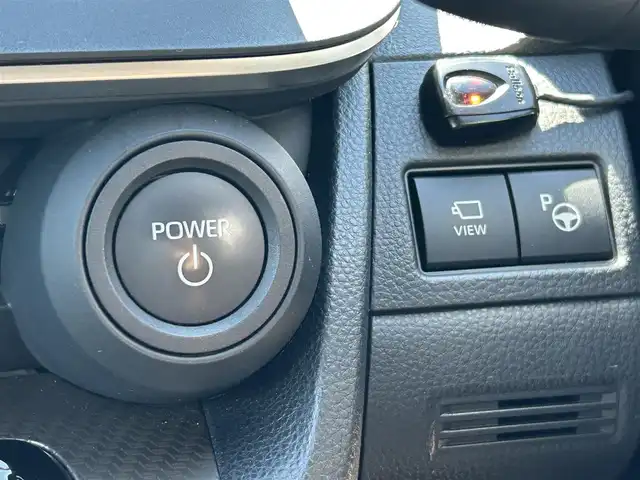 トヨタ プリウス Z 愛媛県 2023(令5)年 4.3万km グレー 禁煙車/登録時走行距離：42731km/純正12.3インチディスプレイオーディオ/フルセグTV/充電用USBタイプC/ワイヤレス充電器/ワンオーナー/ドライブレコーダー/レーダークルーズコントロール/プリクラッシュセーフティ/フロントクロストラフィックアラート/レーントレーシングアシスト/ロードサインアシスト/ドライバー異常時対応システム/プロアクティブドライビングアシスト/緊急時操舵支援/レーンチェンジアシスト/レーンディバーチャアラート/オートマチックハイビーム/ブラインドスポットモニター/パーキングサポートブレーキ/LEDヘッドランプ/LEDライン発光/LEDアクセサリーランプ/ビルトインETC2.0/ドライブレコーダー/合皮巻きステアリングホイール/オートエアコン/スマートエントリー/スタートシステム/パワーバックドア/アクセサリーコンセント/寒冷地仕様ウィンドウシールデアイサー/スペアタイヤ/パノラマルーフ/デジタルインナーミラー/床下通過表示機能